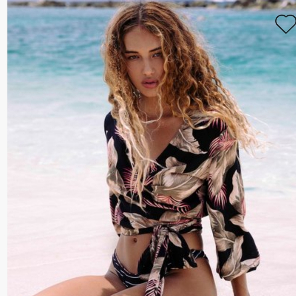 Billabong Printed Wrap Top, BNWT, Size M💗